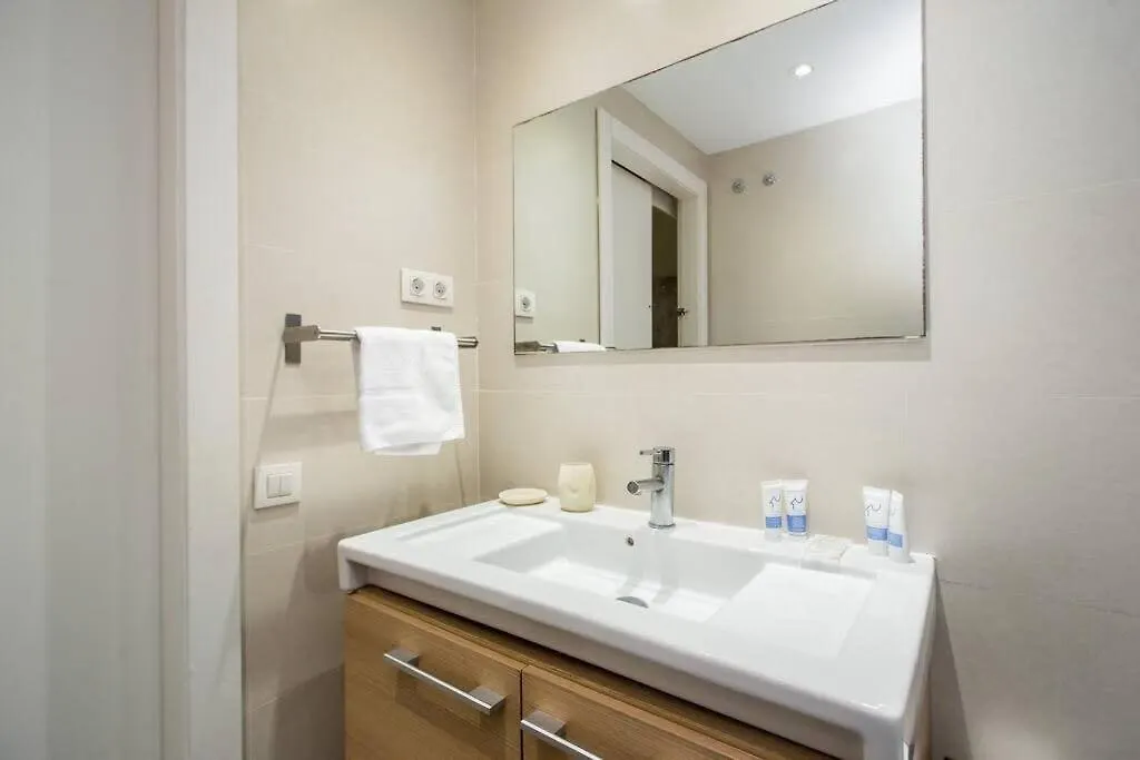 Bright And Modern 4Bedroom With Terrace In Las Ramblas P2 Barcelona 0*,  Spain